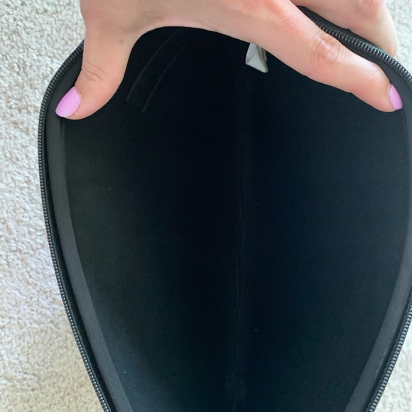 Case Logic black laptop protector - like new - Picture 2 of 3